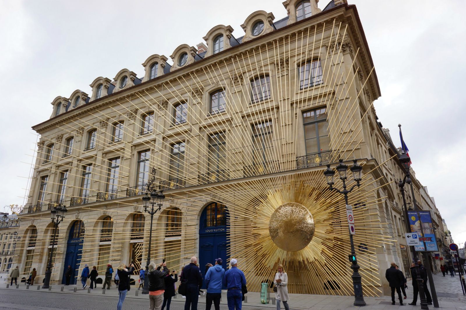 Solstrålar på LOUIS VUITTON vid Place Vendôme